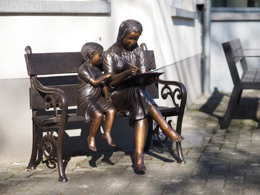 2 drawing sisters on a bench