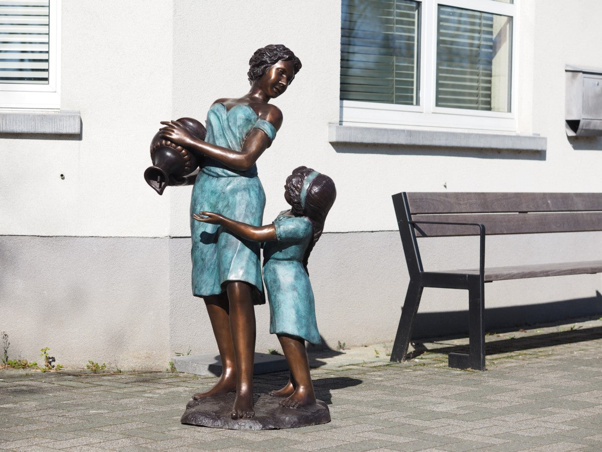 Mother and daughter (fountain)